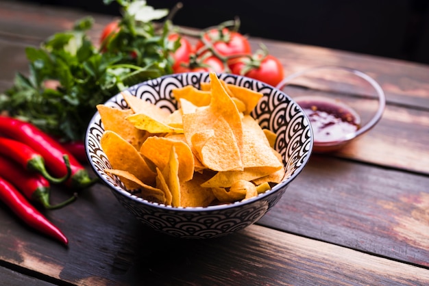 Posate piatte di nachos, verdure e ketchup