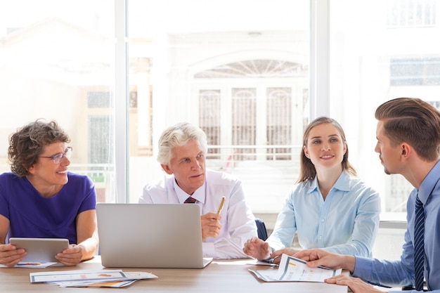 positivo maggiore sorridente ufficio incontro