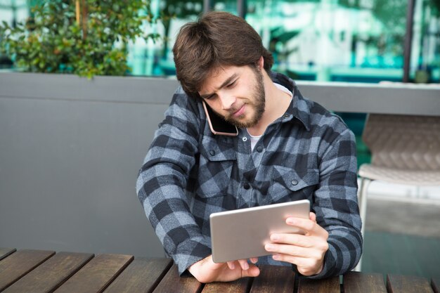 Positivo ragazzo impegnato in chat casuale sul cellulare