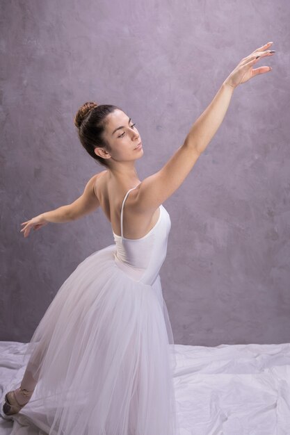 Posizione della ballerina di vista laterale con la priorità bassa dello stucco