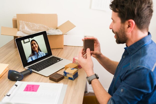 Posso essere il tuo fornitore per la tua attività in crescita. Imprenditore latino che fa una videochiamata sul laptop con un venditore