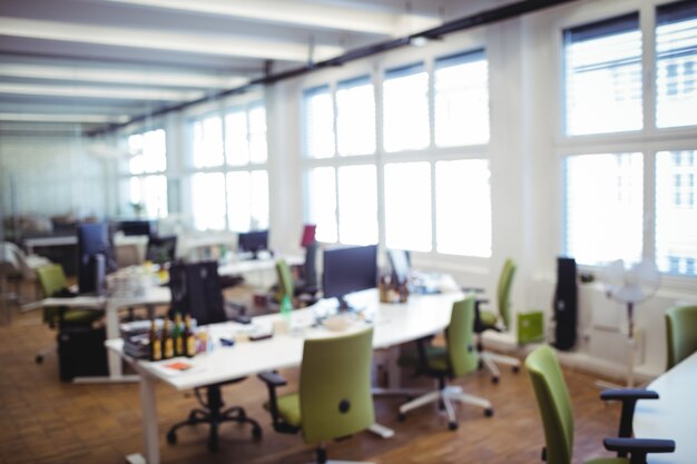postazione di lavoro vuota con tavolo e sedia