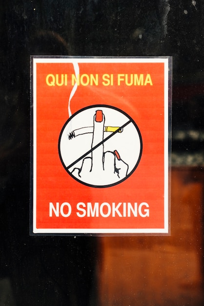 Poster con simbolo e testo non fumatori