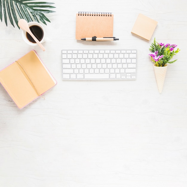 Posto di lavoro accogliente con tastiera e notebook