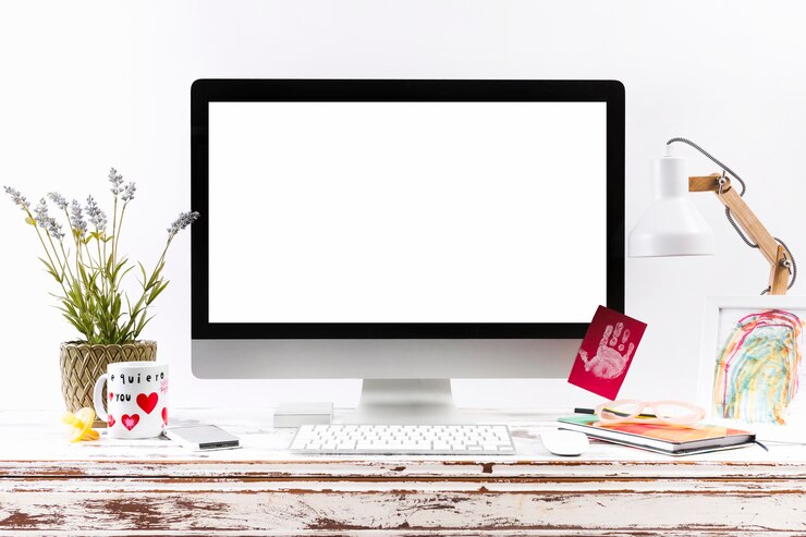 Foto gratuito posto di lavoro artistico variopinto con lo schermo in bianco