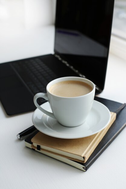 Posto di lavoro con computer e tazza di caffè