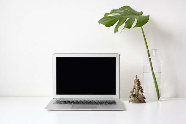 Posto di lavoro con laptop e decorazioni