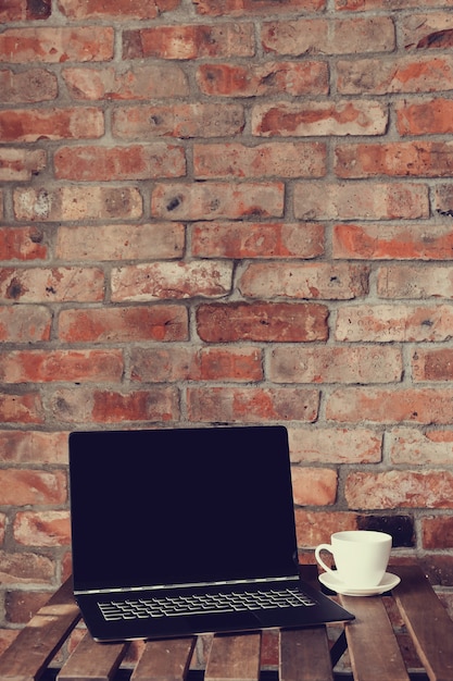 Posto di lavoro con laptop e tazza di caffè