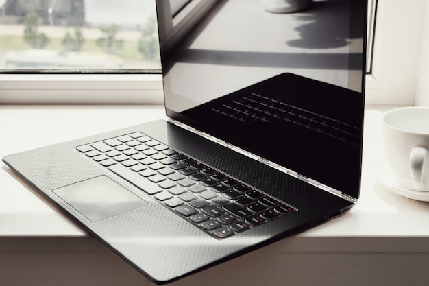 Posto di lavoro con laptop e tazza di caffè