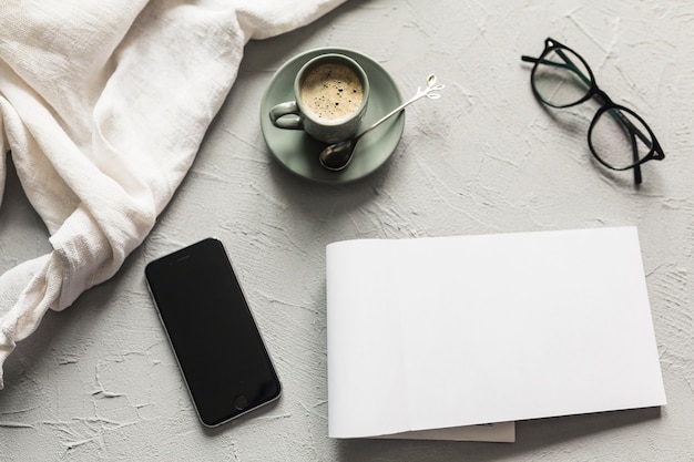 Posto di lavoro creativo con caffè e smartphone