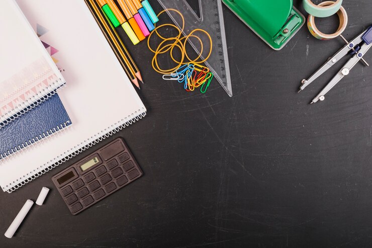 Foto gratuito posto di lavoro creativo con calcolatrice e articoli di cancelleria