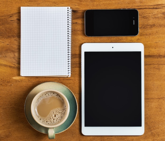 Posto di lavoro. Telefono, tablet e blocco note sul tavolo