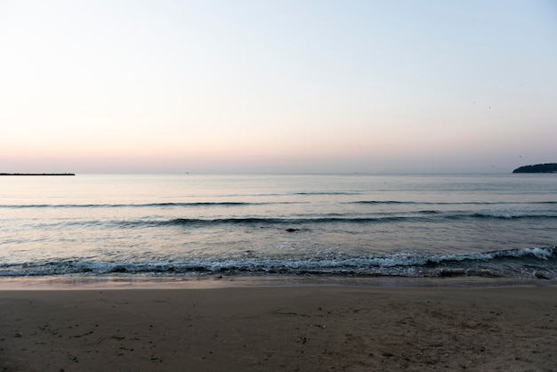 Posto tranquillo vuoto sulla spiaggia