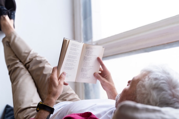 Potenziato nonno che si rilassa e si diverte