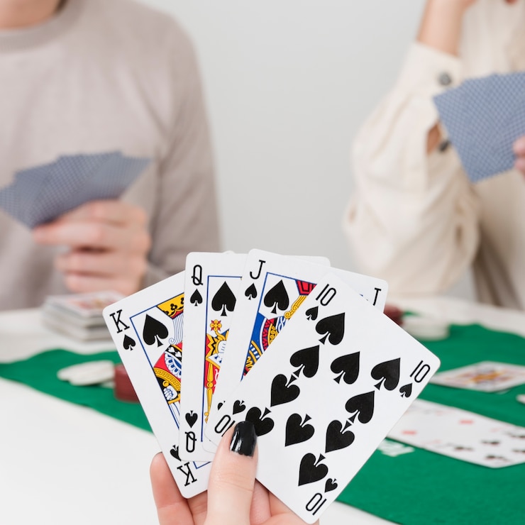 Foto gratuito pov giocando a poker con gli amici