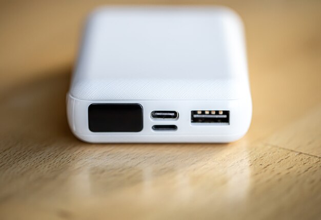 Power bank portatile per smartphone, piccolo power bank bianco, primo piano.