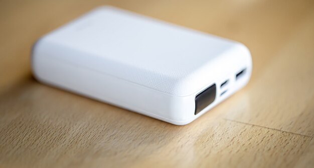 Power bank portatile per smartphone, piccolo power bank bianco, primo piano.