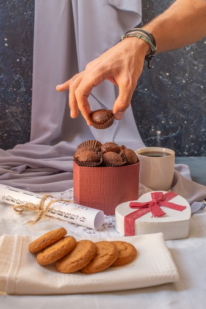 Praline e biscotti al cioccolato su un pezzo di asciugamano