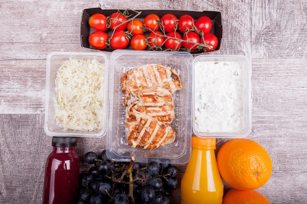 Pranzo confezionato in scatole diverse. Mangiare sano e fresco su fondo in legno