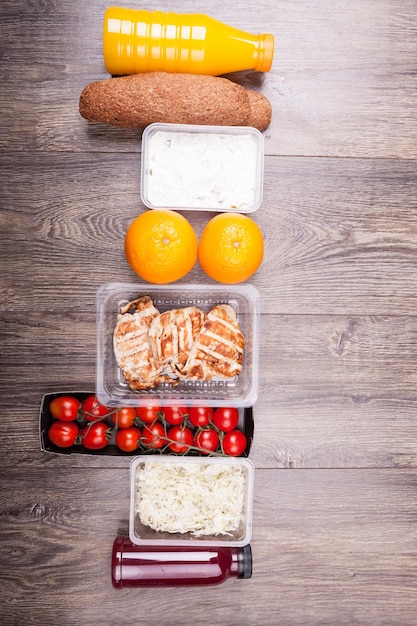 Pranzo confezionato in scatole diverse. Stile di vita fresco e sano. Sfondo in legno