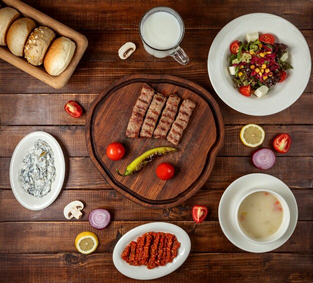 Pranzo di lavoro con insalata di minestra e piatto di carne