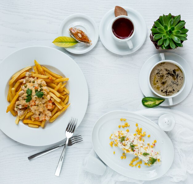 pranzo di lavoro sul tavolo