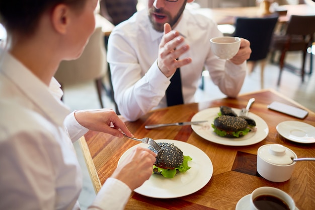 Pranzo di partner commerciali