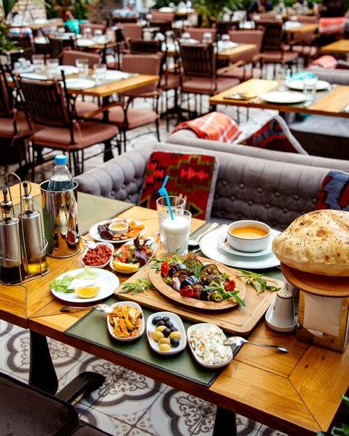 pranzo salutare sul tavolo di un ristorante