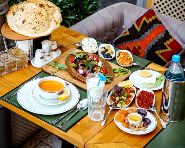 pranzo salutare sul tavolo