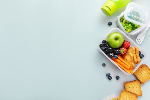 Pranzo sano per andare confezionato nella scatola del pranzo