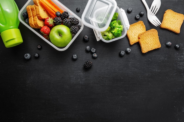 Pranzo sano per andare confezionato nella scatola del pranzo