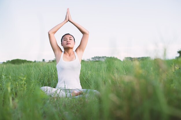 Pratica della ragazza seduta yoga