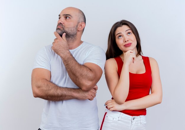 Premurosa coppia adulta entrambi toccando il mento uomo guardando a lato e donna che osserva in su