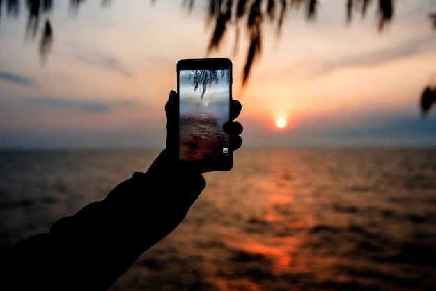 Prendendo foto spiaggia per i ricordi