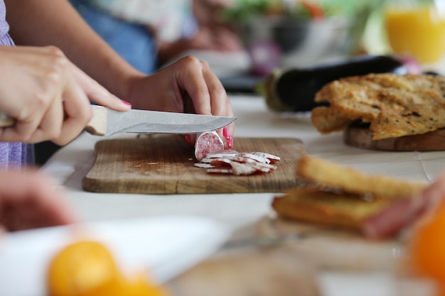 Preparare il cibo per il picnic