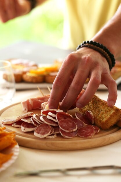 Preparare il cibo per il picnic