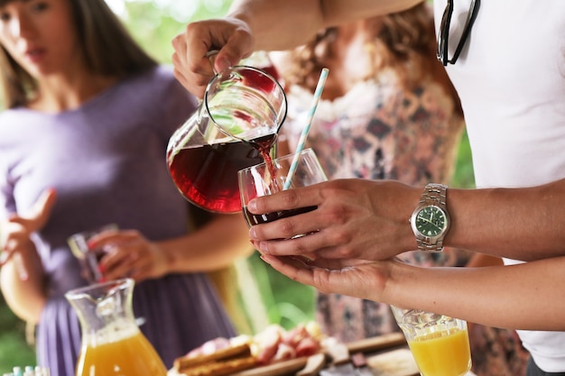 Preparare il cibo per il picnic