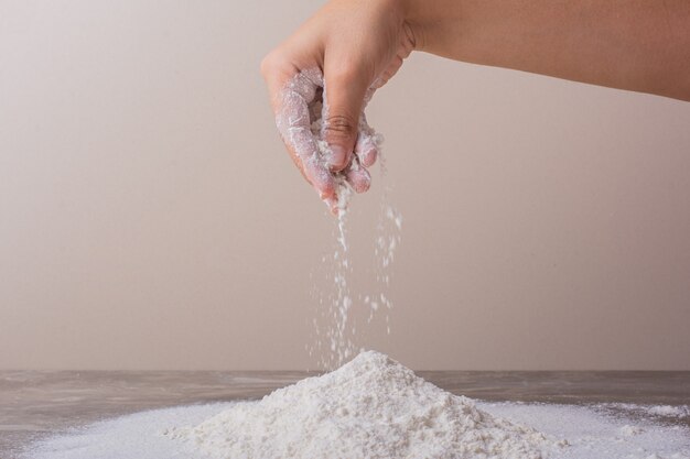 Preparare la farina per tutti gli usi per fare la pasta