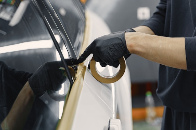 Preparare un'auto prima della verniciatura a spruzzo