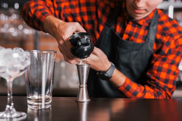 Preparare un cocktail rinfrescante in un bar