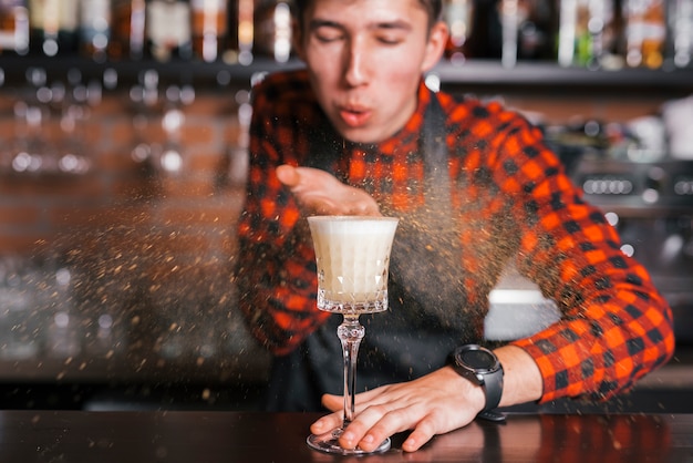 Preparare un cocktail rinfrescante in un bar