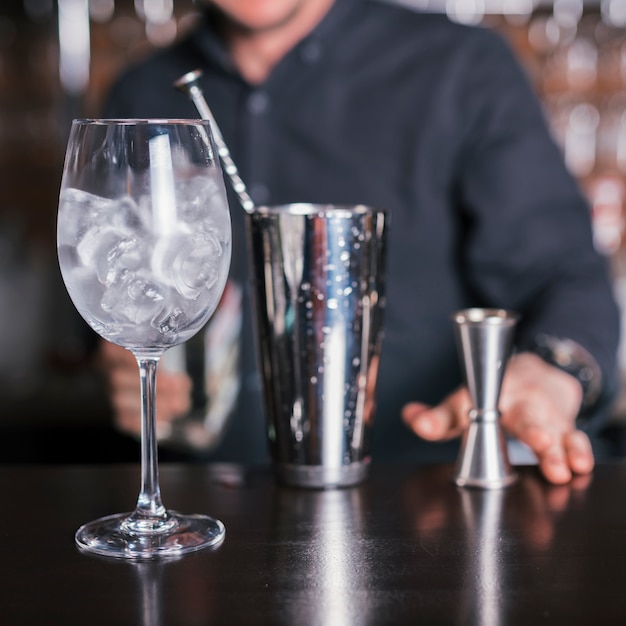 Preparare un cocktail rinfrescante in un bar