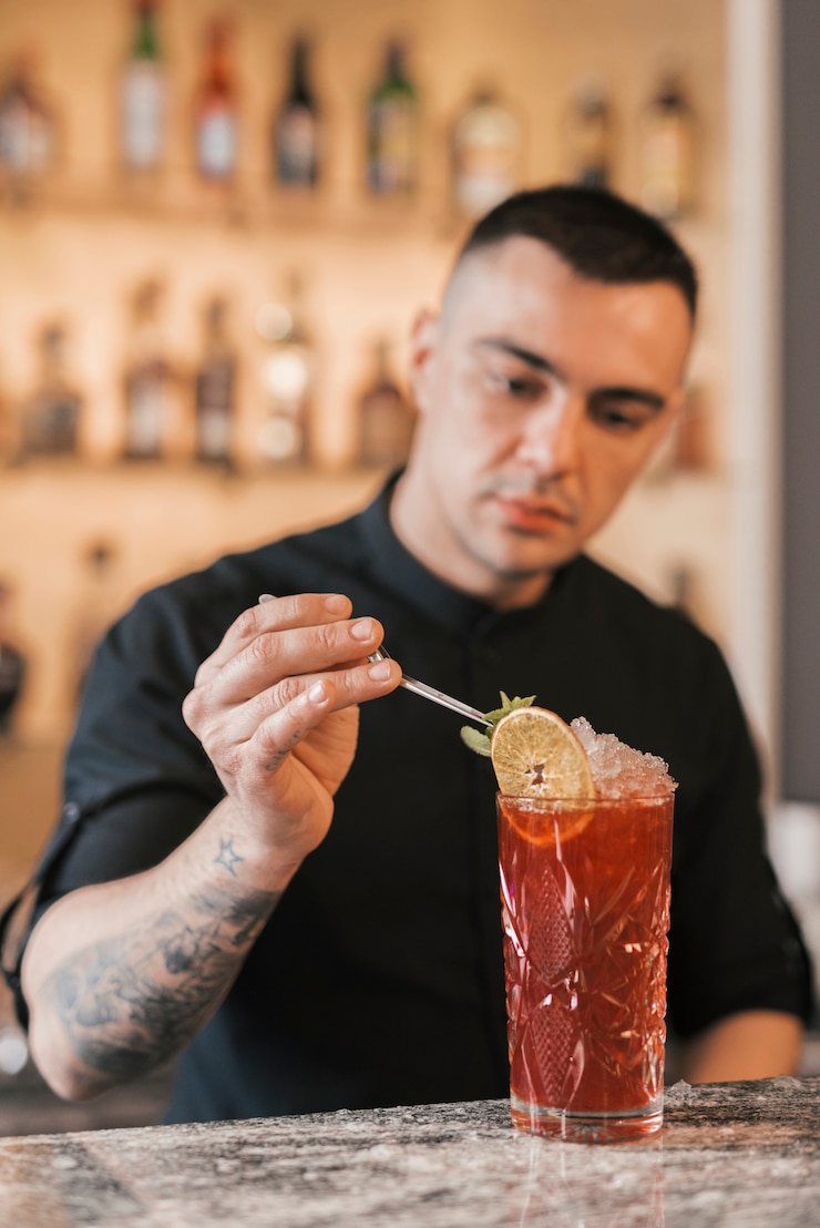 Foto gratuito preparare un cocktail rinfrescante in un bar