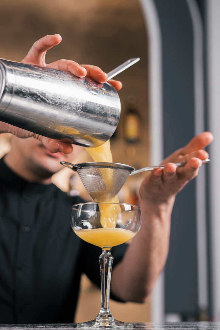 Foto gratuito preparare un cocktail rinfrescante in un bar