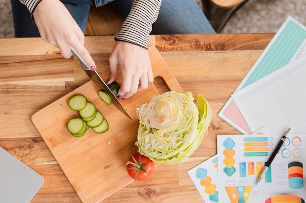 Preparare un pasto biologico durante la pausa pranzo