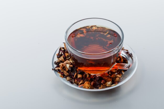 Preparato il tè in una tazza con erbe e frutta secca