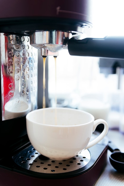 Preparazione del caffè con sfondo sfocato