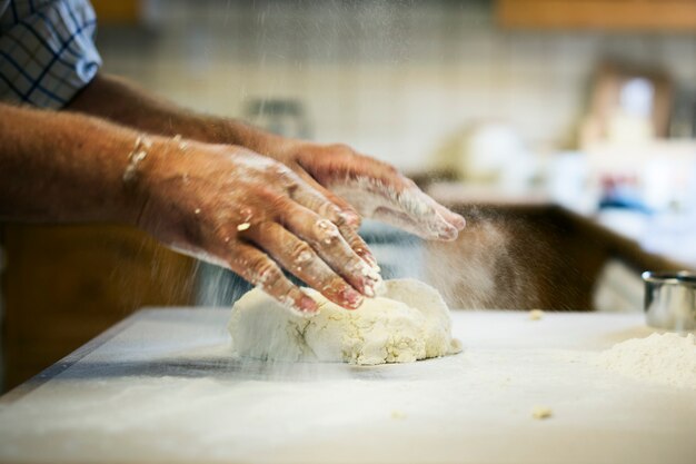 Preparazione del concetto di pressatura della pasta della focaccina al latte