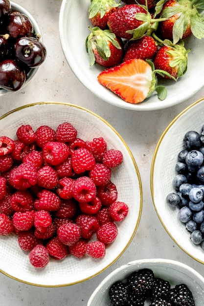 Preparazione dell'insalatiera per la fotografia di cibo per il brunch