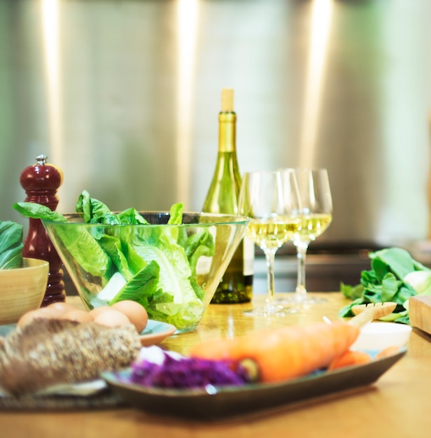 Preparazione della cena che cucina concetto di cucina della cucina